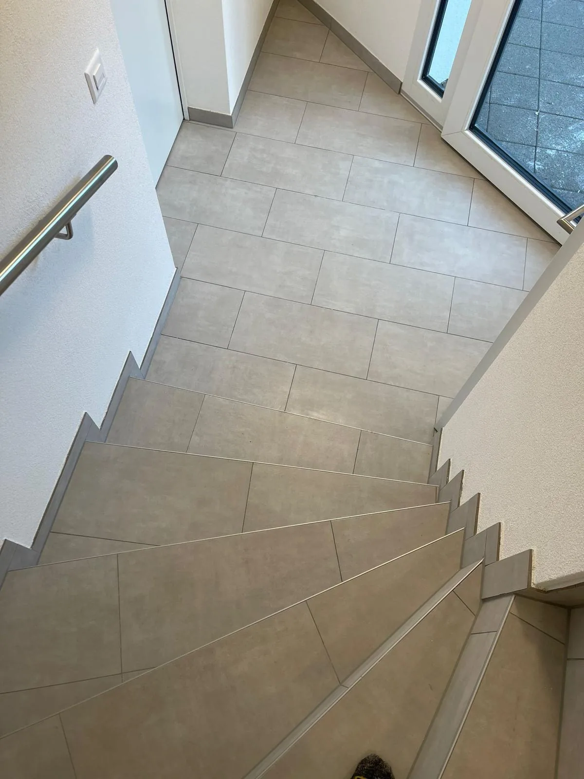 Escalier carrelé terminé avec murs blancs