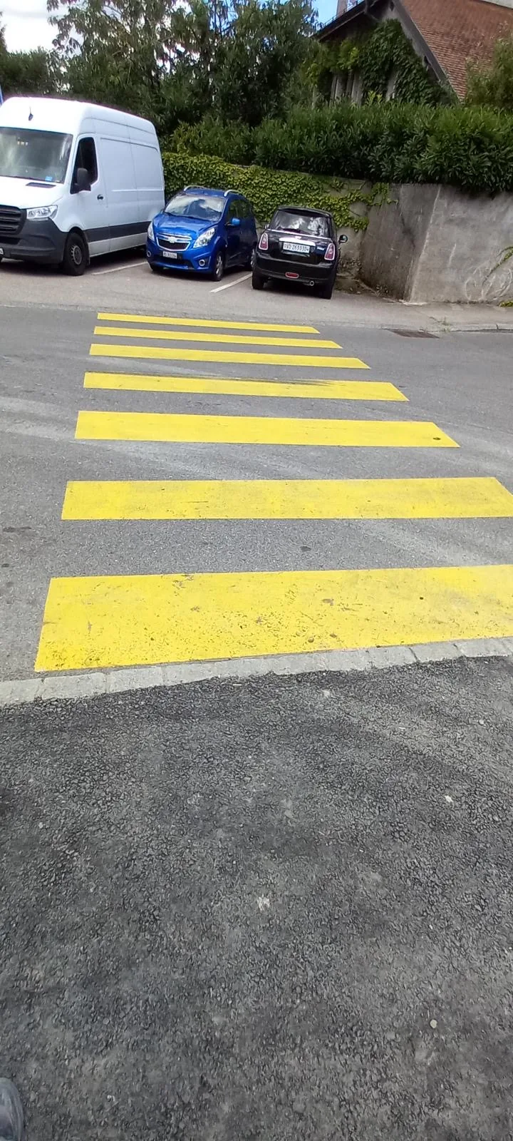 Passage piéton jaune fraîchement marqué sur une route