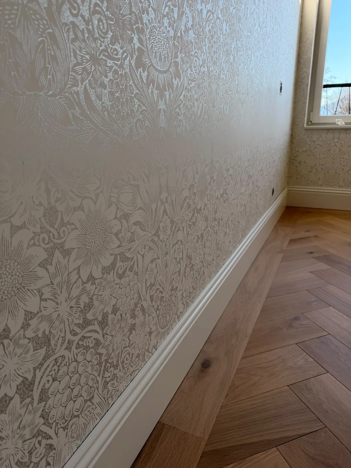 Papier peint floral argenté sur parquet en chevrons