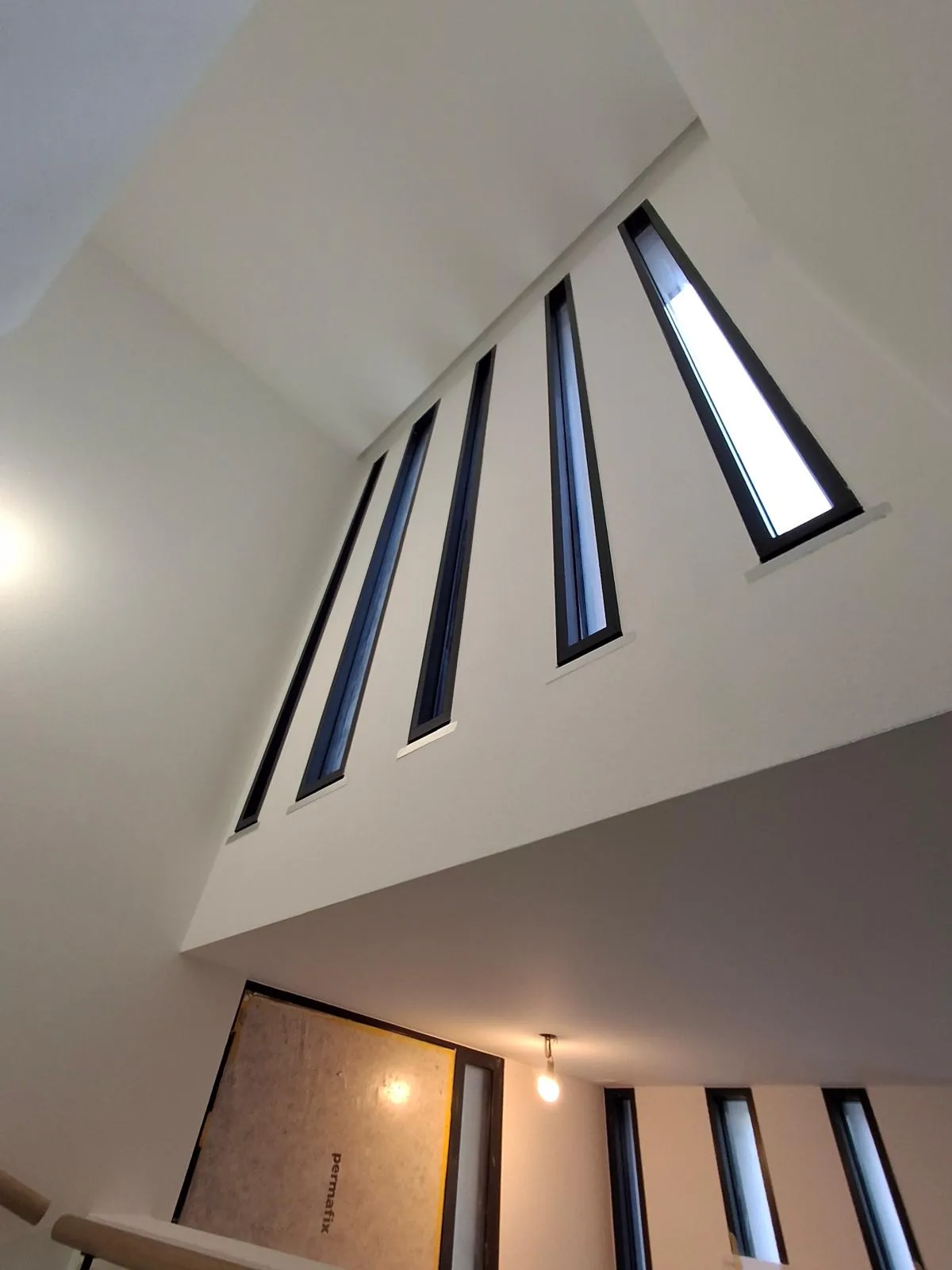 Plafond cathédrale blanc avec fentes vitrées