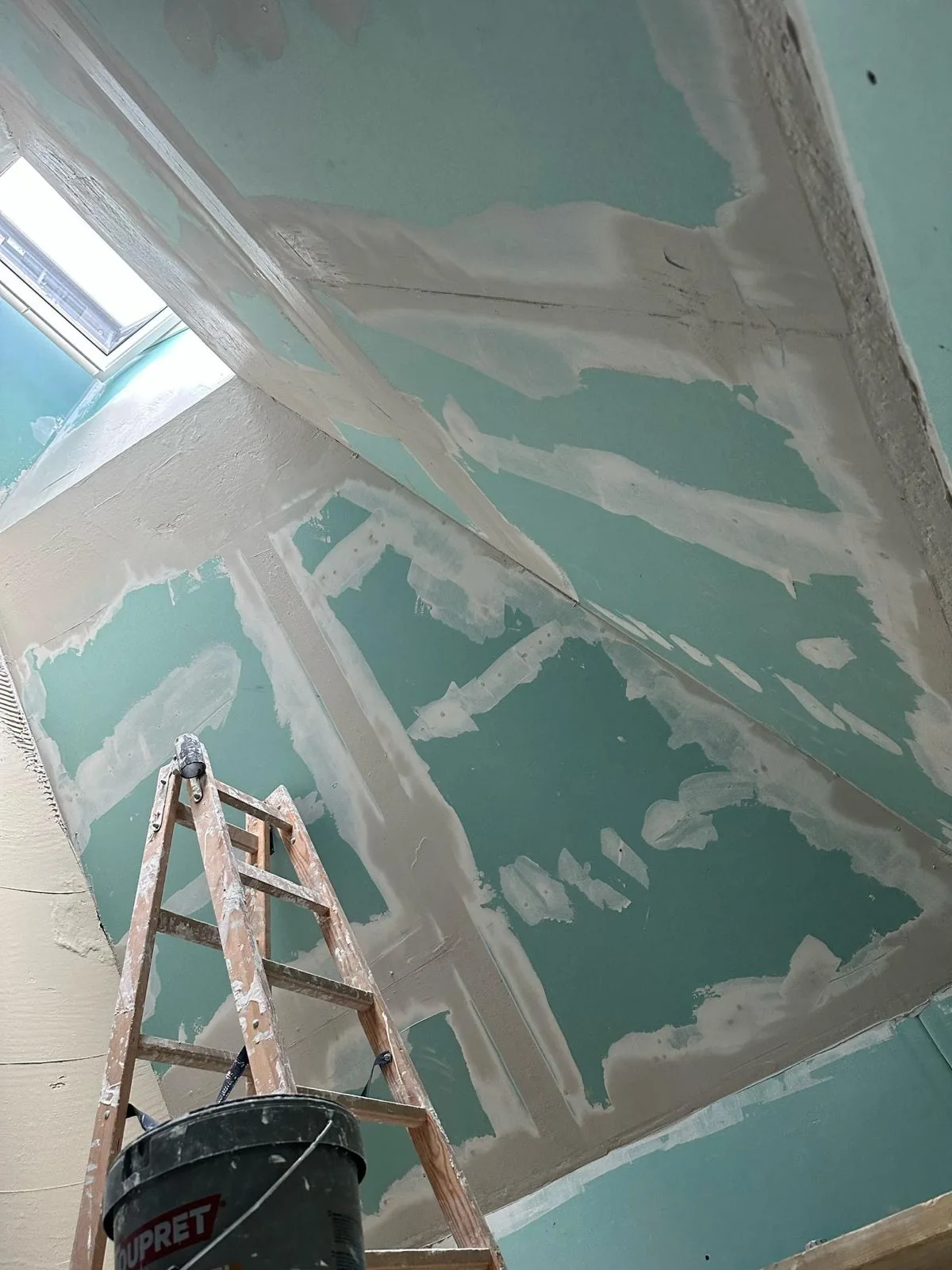 Plafond en plaques hydrofuges avec bandes de joints