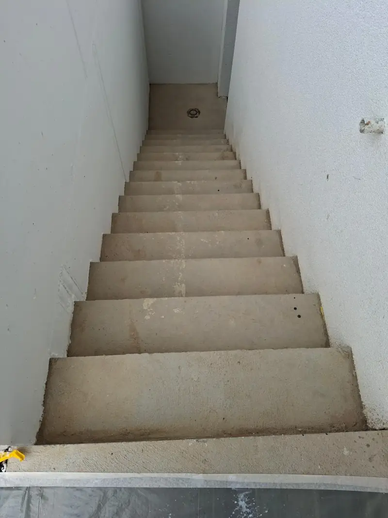 Cage d’escalier repeinte en blanc, marches en pierre